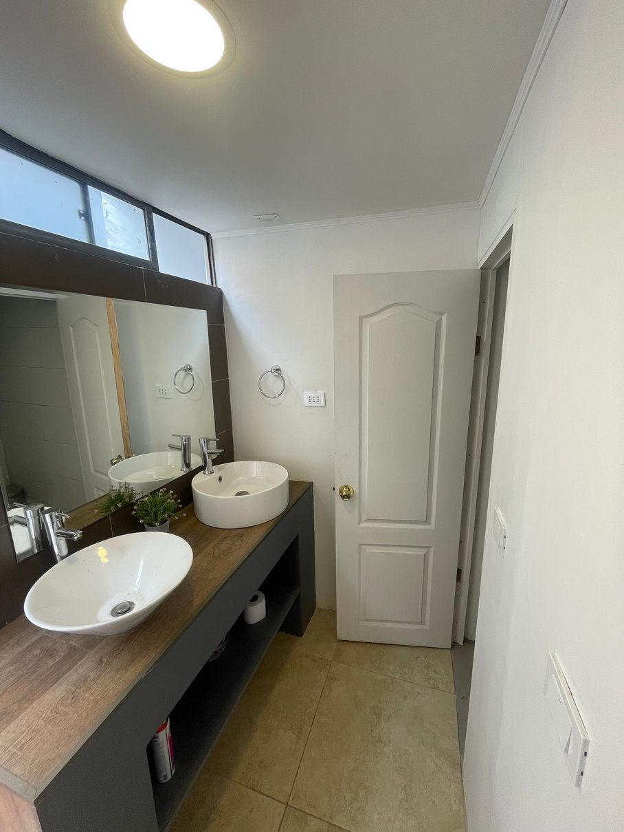 Baño con doble lavamanos y espejo