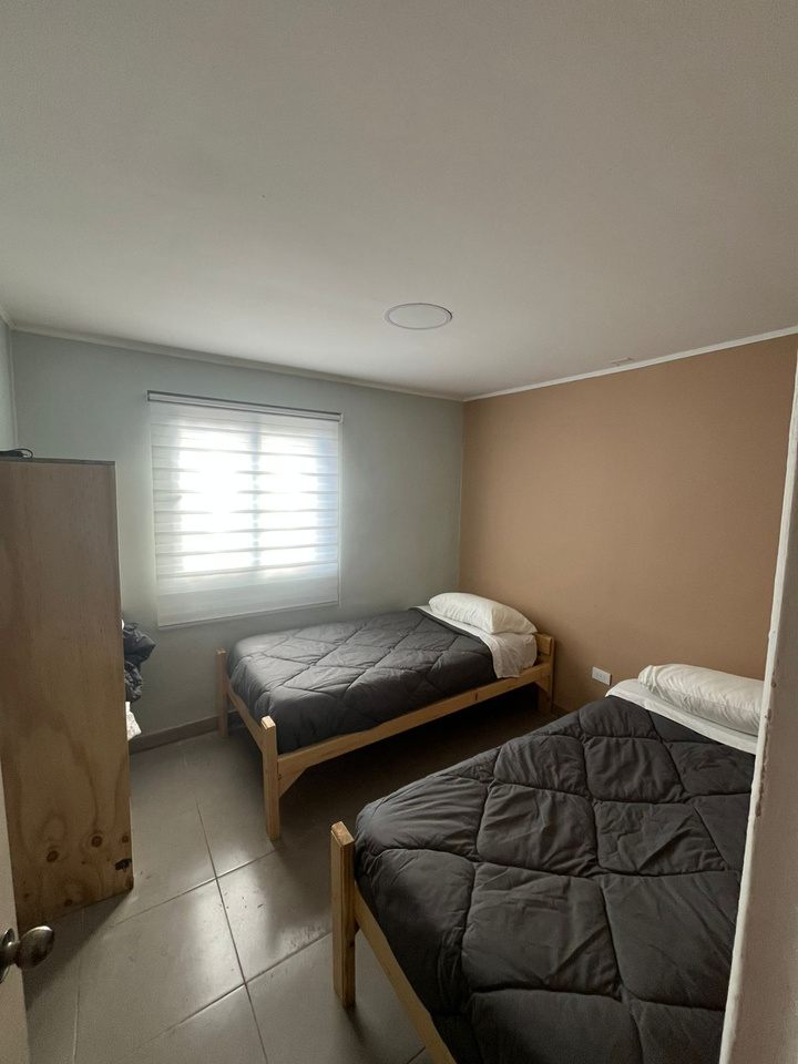 Habitación doble con dos camas y clóset